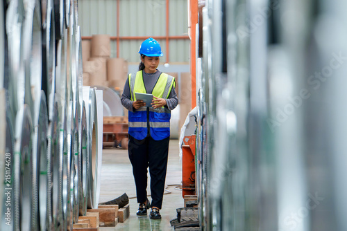 Konstfotografi Worker Utilizing a Tablet for Inventory Control in a Warehouse Setting Focused o