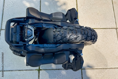 Fotografie New electric scooter parked on pavement with a modern design and durable tire