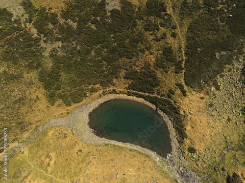 Vue aérienne verticale à l'aplomb du lac dets plagnous, hautes-pyrénées, france pour illustrer l'écologie, le tourisme, les activités extérieures, la fragilité de l'environnement