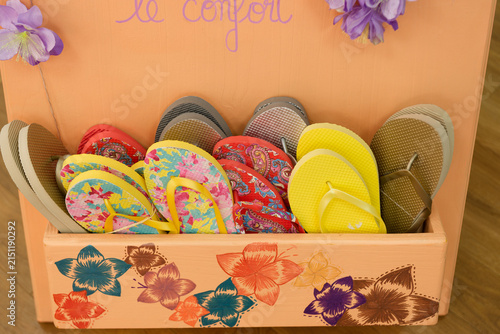 Bild auf Leinwand Présentoir de tongs colorées et accessoires d’été – ambiance vacances et bord de
