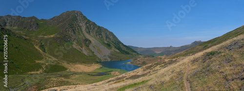 Vue panoramique du lac d'Isaby depuis les hauteurs au Sud, Hautes-Pyrénées, France, Europe