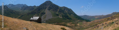 Vue panoramique d'une estive et du lac d'Isaby, Hautes-Pyrénées, France, Europe