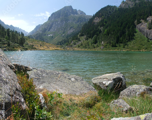 Vue panoramique du lac de Suyen depuis le Nord, Hautes-Pyrénées, France, Europe