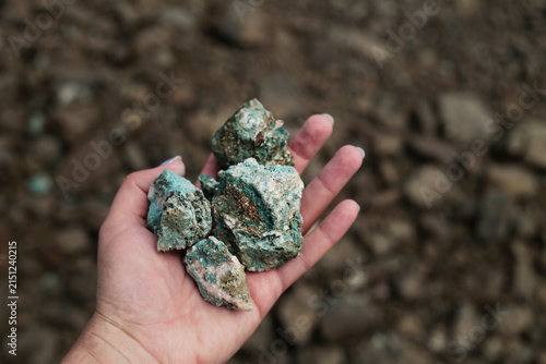 Fotografía Hand holding blue-green mineral rocks
