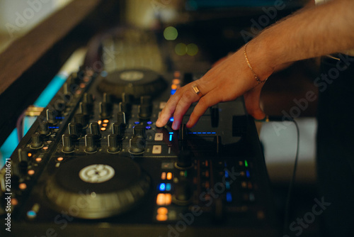 Canvastavla Dj hand mixing music at night event