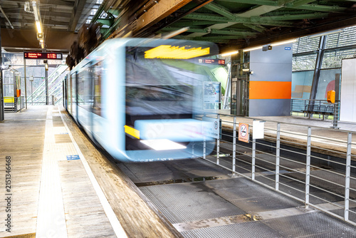Moderner Schwebebahnzug fährt in die Haltestelle Bahnhof Zoo ein