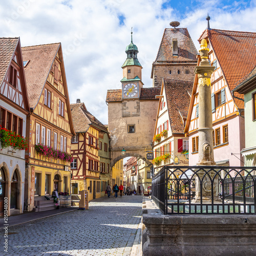 Historische Altstadtgasse mit Stadttor und Fachwerkhäusern in Rothenburg ob der Tauber