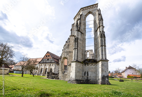 Kloster Walkenried im Südharz, Mittelalterliche Steinruine mit gotischen Spitzbogenfenstern