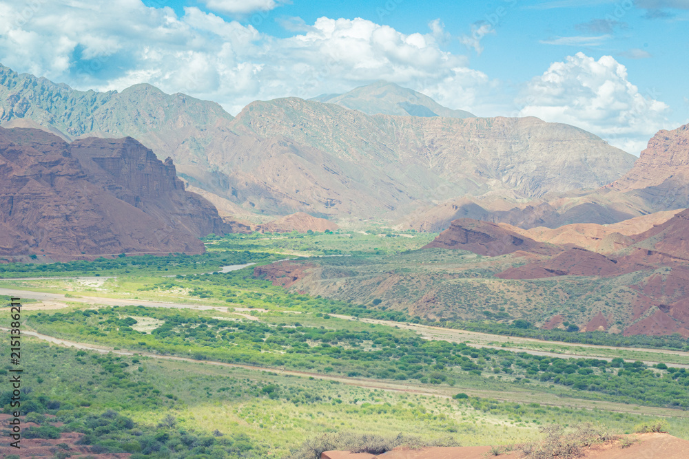Fototapeta premium Vista panorámica del valle del río de las Conchas desde el Mirador Tres Cruces, Salta, Argentina