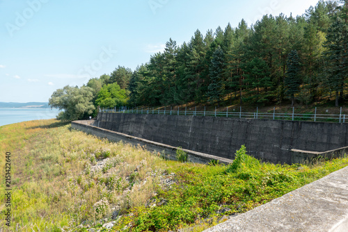 Foto View of the Domaša reservoir from a dam in Slovakia with low water levels