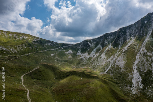 Foto Aerial view of alpine cirque with winding hiking trail in the Bernese Oberland -