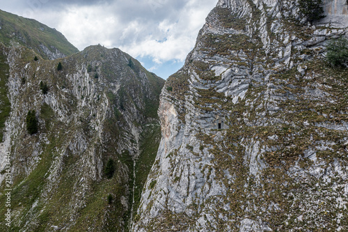 Quadro su tela Aerial view of rugged limestone cliffs and narrow ridge - alpine grasses and pin