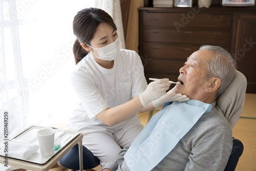 Fototapeta 訪問歯科で口腔ケアを受ける高齢男性