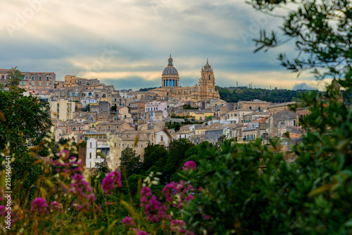 Cuadro en lienzo A picturesque panorama of a historic Italian town featuring baroque architecture