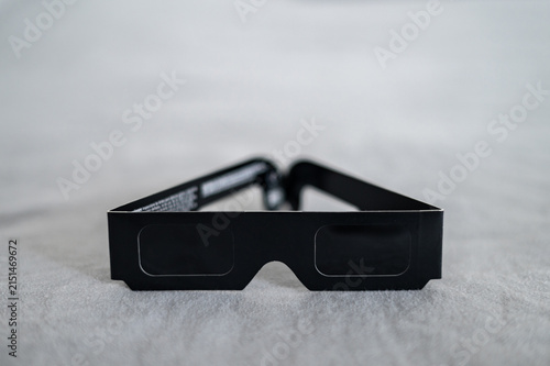 Gafas negras de protección solar para la observación segura de un eclipse solar. Accesorio para observar el eclipse de agosto de 2026, astronomía, observación del cielo y fenómenos astronómicos.