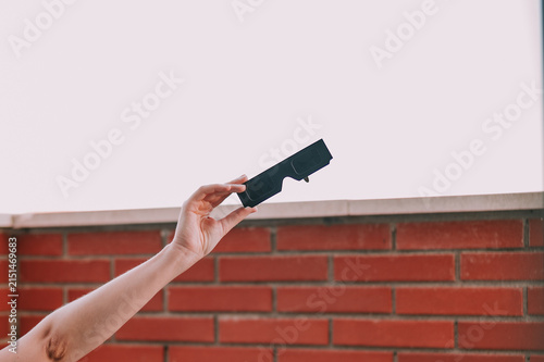 Una mano sujetando unas gafas para la observación segura de un eclipse solar. Gafas para el eclipse de agosto de 2026