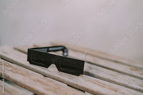 Gafas para eclipse sobre una mesa. Gafas negras para observación solar. Accesorio para observar el eclipse de agosto de 2026