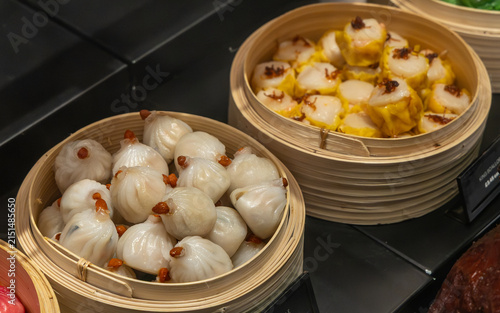 фотографія Fresh, handmade steamed dumplings on display ready for sale.