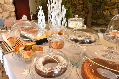 colazione mediterranea su di un tavolo imbandito