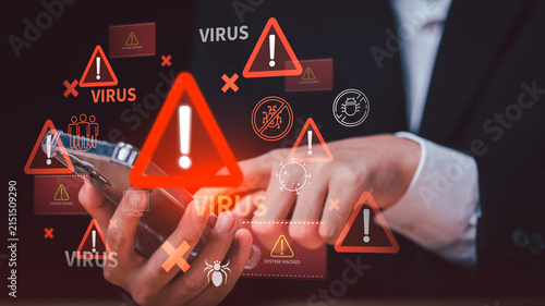 Fotografía Cybersecurity specialist detects computer virus, malware protection, cyber attack, mobile security, threat detection, data security, system protection, and digital risk management