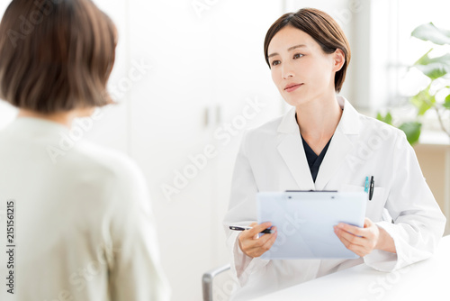 患者の説明に親身に耳を傾け丁寧にカウンセリングを行う女性医師
