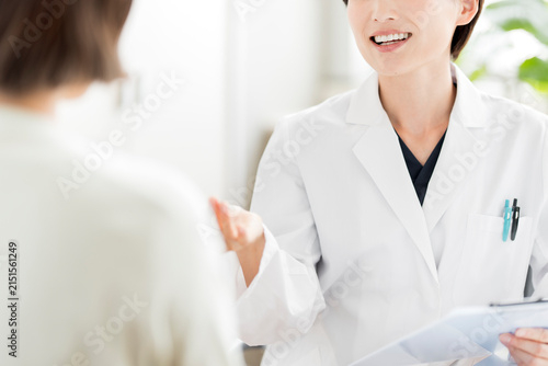 患者の説明に笑顔で耳を傾け丁寧にカウンセリングを行う女性医師