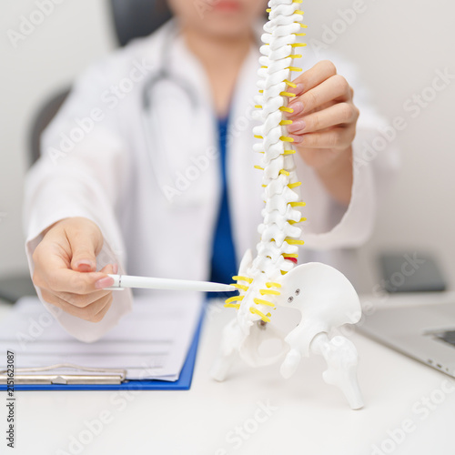 Quadro su tela Doctor with human Spine anatomy model