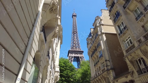 フランス・パリの街並みから見上げるエッフェル塔と青空