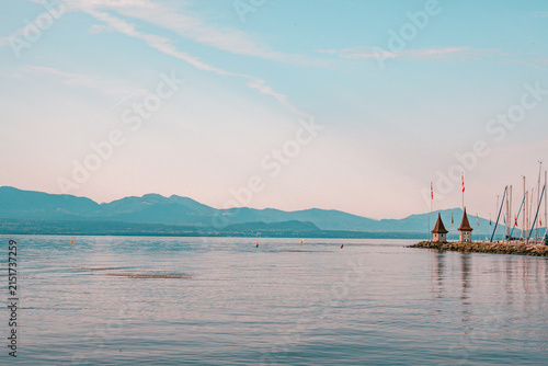 Foto Tourelles du port de Morges et panorama sur le lac Léman avec les Alpes