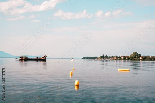 La barque traditionnelle La Liberté amarrée sur le lac Léman à Morges, Suisse