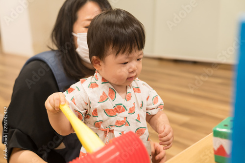 夏祭りイベントに参加するひまわり柄甚平の日本人の女の子の幼児
