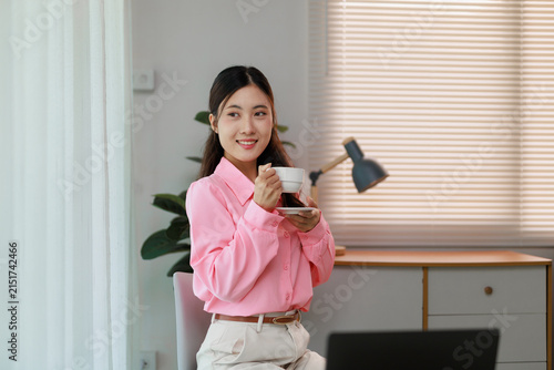 Quadro su tela Woman smiling holding coffee cup taking break