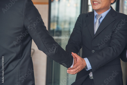 Fotografie Team Businesswoman hands partners sign contract with success business deal