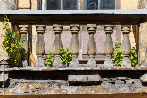 Foto Weathered stone balusters line a balcony ledge