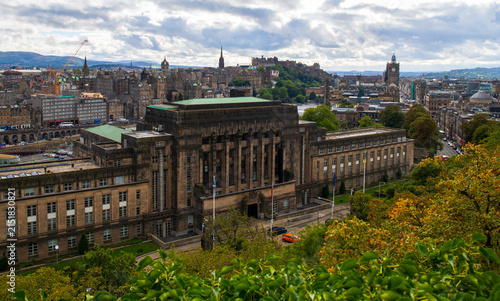Foto Aerial cityscape of historic Edinburgh with St Andrew's House in foreground