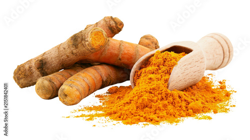 Fotografía Turmeric roots and powder in wooden scoop