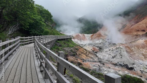 北海道・登別温泉の地獄谷｜火山活動による荒々しい岩肌と湯けむりの絶景