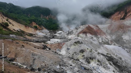 北海道・登別温泉の地獄谷｜火山活動による荒々しい岩肌と湯けむりの絶景