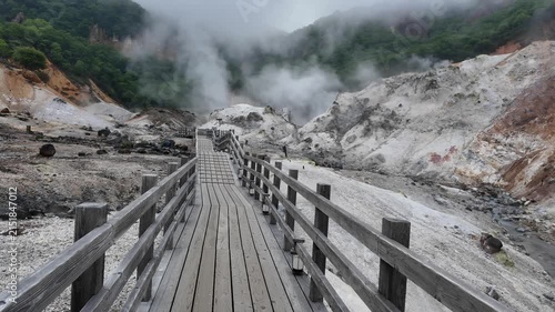 北海道・登別温泉の地獄谷｜火山活動による荒々しい岩肌と湯けむりの絶景