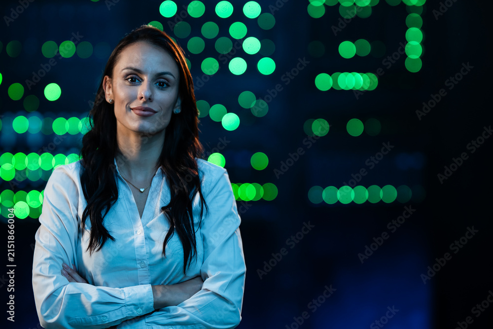 Obraz premium Confident woman standing in server room infrastructure