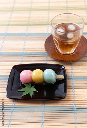 串だんごのようなあんこ玉と麦茶