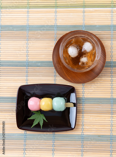 串だんごのようなあんこ玉と麦茶