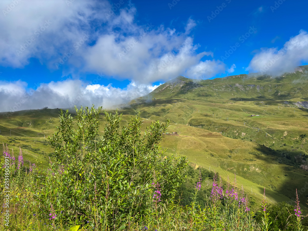 Obraz premium Alpine meadow and mountain ridges in Les Contamines-Montjoie, France