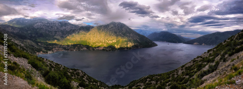 Canvastavla Wide panoramic landscape of mountain lake surrounded by steep green slopes