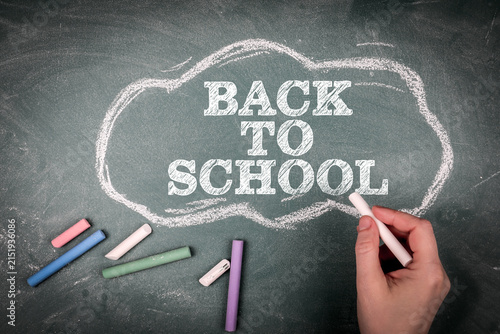Foto BACK TO SCHOOL Message Written in Chalk on Classroom Blackboard