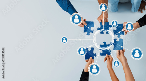 Фотография Engaging visual representation of teamwork and networking using puzzle pieces and figures, highlighting the importance of collaboration in achieving business success
