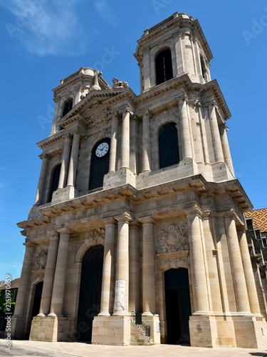 La façade principale de la cathédrale Saint-Mammès de Langres en Haute-Marne