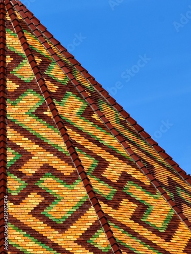 Le toit en tuiles vernissées de la cathédrale Saint-Mammès de Langres en Haute-Marne (détail)