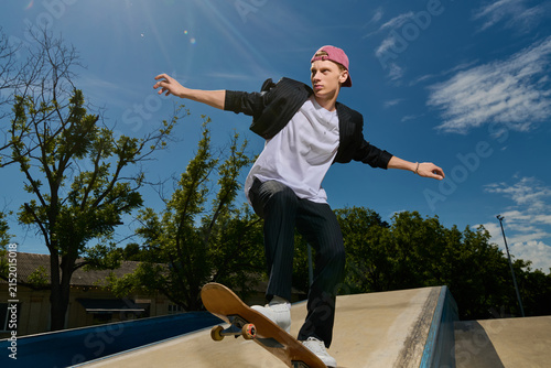 Foto Young man showcasing skateboarding skills under a vibrant sky at a lively skatep