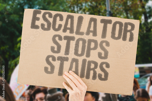 Fotografía "Escalator stops stairs" A sudden halt transforms a moving ride into climbing